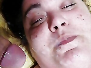Garota gordinha fica suja com gozo facial depois do sexo