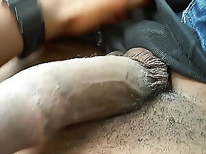 Um grande pau negro encontra uma buceta branca apertada, levando a um encontro selvagem e apaixonado.