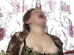 La intensidad aumenta mientras una mujer madura y curvilínea es penetrada al estilo perrito y explora las habilidades de garganta profunda de un juguete grueso.