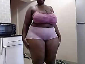 非洲美丽的胖女人拥有丰满的乳房,引起了人们的注意
